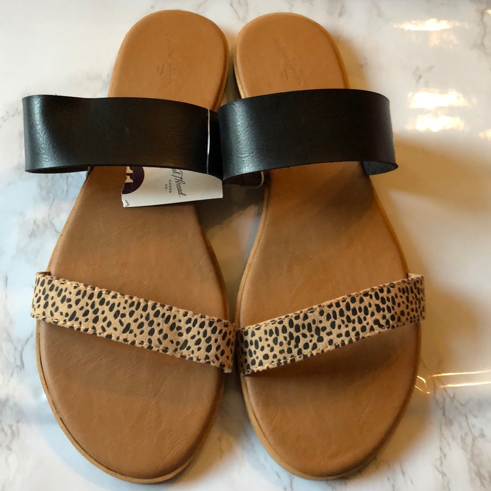 Universal Thread cheetah print sandals NWT